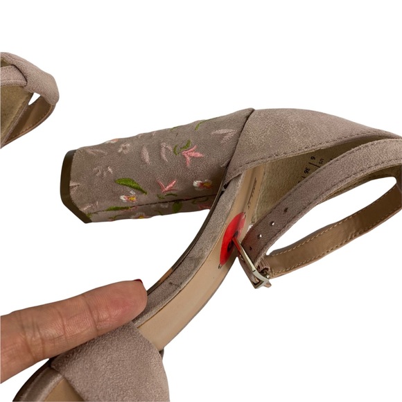 Call It Spring Brelawien floral style  embroidered like Block heels Pink size 6 - Picture 10 of 10